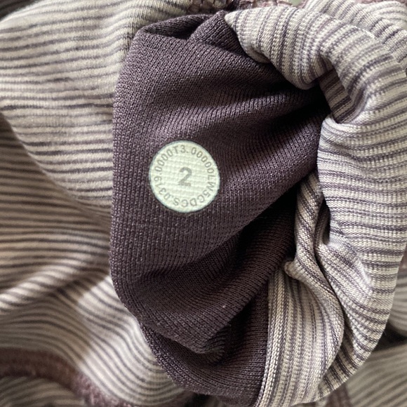 Lululemon light purple EUC women’s size 2 stripe - Picture 5 of 5